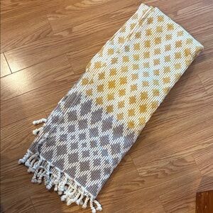10/25$ 🧁 Yellow and Gray Patterned Throw Blanket